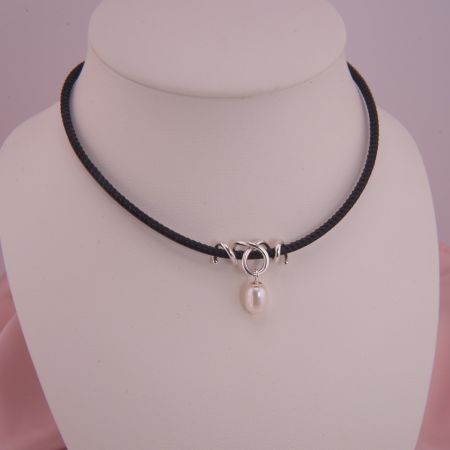 Weiße Perle auf gewickeltem Silber Kettenanhänger, auf schwarzer Lederkette.